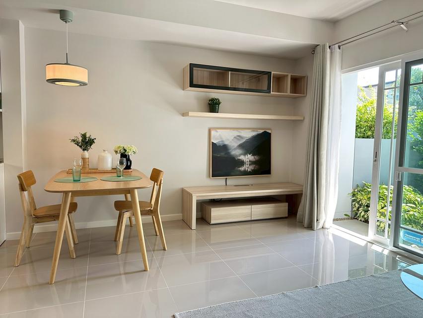 ให้เช่าทาวน์โฮมสองชั้น 2 ห้องนอน 3 ห้องน้ำ 1 ห้องรับแขก 1 ห้องครัว 1 ที่จอดรถ ขนาดที่ดิน 20 ตรว. พื้นที่ใช้สอย 89 ตรม. ให้เช่าราคา 20,000