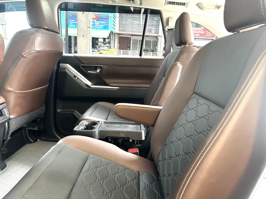 2023 TOYOTA INNOVA ZENIX 2.0 HEV PREMIUM ไมล์น้อย 12