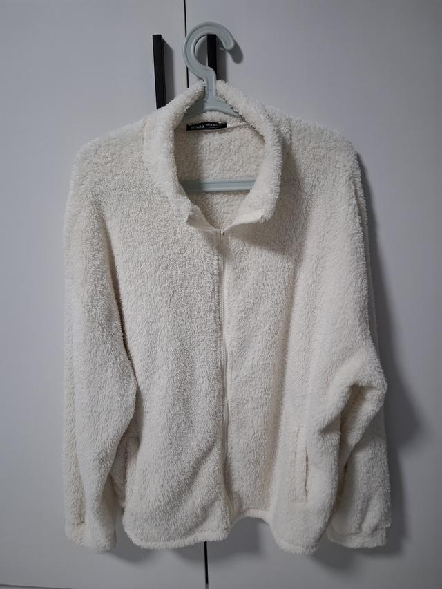 เสื้อกันหนาวบุขน สีครีม