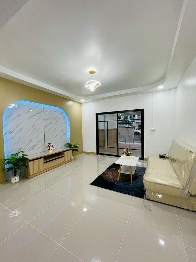 หมู่บ้านร่มเงาไม้  ถนนวัดลาดปลาดุกทาวน์เฮ้าส์ 2 ชั้น หลังมุม ถนนเมน ตกแต่งใหม่พร้อมอยู่  เปลี่ยนระบบไฟใหม่ทั้งหลัง /ค้าขายได้/เพิ่มพื้นที่ใช้สอย 4