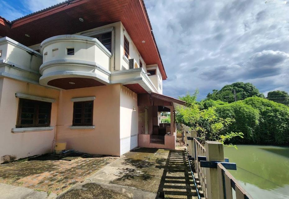 ขายบ้านเมืองเอก โครงการ 5 หน้าเป็นสนามกอล์ฟเมืองเอก หลังเป็นตลาดสัมมากร 6