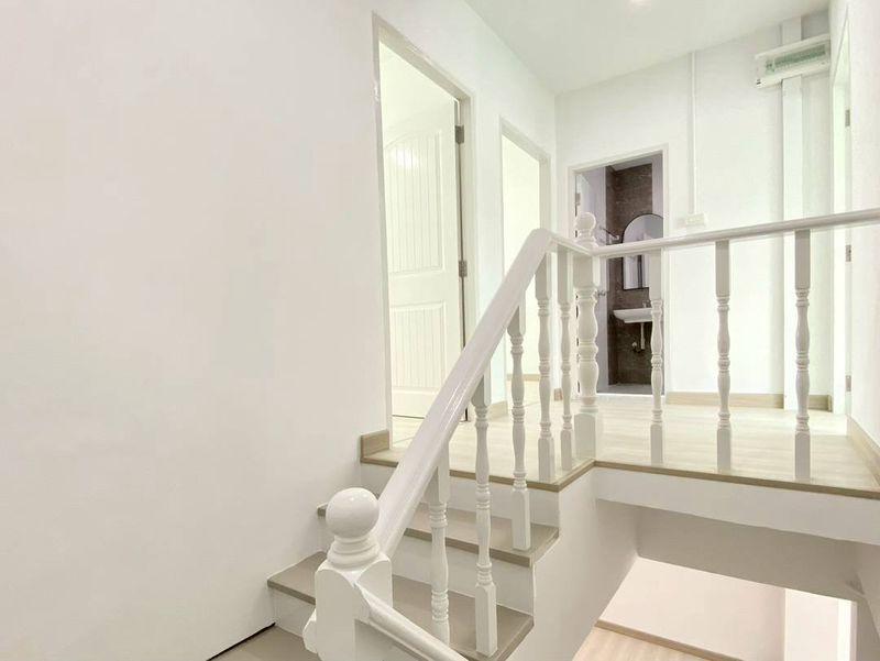 หมู่บ้านหงส์ประยูร3  แยกบางพลู ทาวน์เฮาส์ 2 ชั้น ตกแต่งใหม่พร้อมอยู่  มีระเบียงด้านหน้าใกล้ถนนรัตนาธิเบศร์   โครงการมี ระบบรักษาความปลอดภัย 13