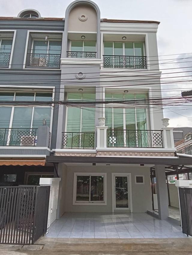 ขาย:บ้านทาวน์เฮ้าส์ หน้ากว้าง 6.5 เมตร ,สูง 3 ชั้น หมู่บ้านนีโอ คลาสสิค โฮม (Neo Classic Home ) ถนนรามอินทรา 1