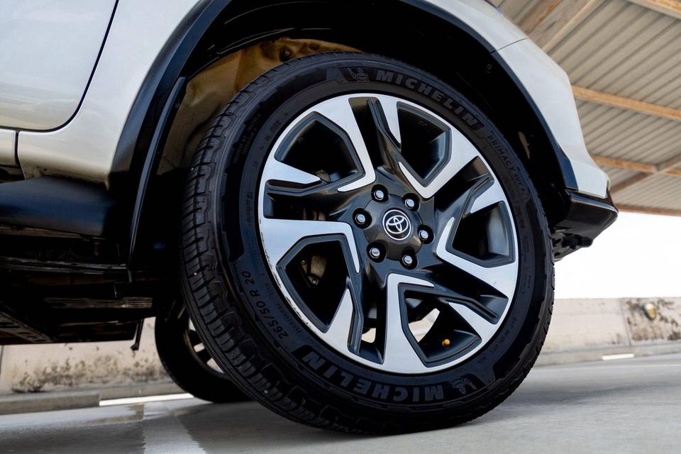 ✨ TOYOTA FORTUNER 2.4 LEGENDER 4WD AT Black Top ปี 2022 แท้ รูปที่ 9