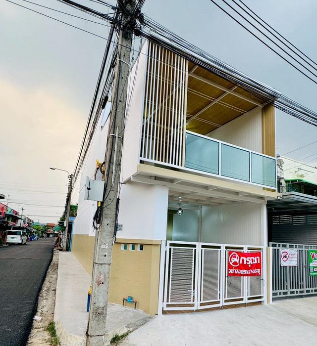 หมู่บ้านร่มเงาไม้  ถนนวัดลาดปลาดุกทาวน์เฮ้าส์ 2 ชั้น หลังมุม ถนนเมน ตกแต่งใหม่พร้อมอยู่  เปลี่ยนระบบไฟใหม่ทั้งหลัง /ค้าขายได้/เพิ่มพื้นที่ใช้สอย 2