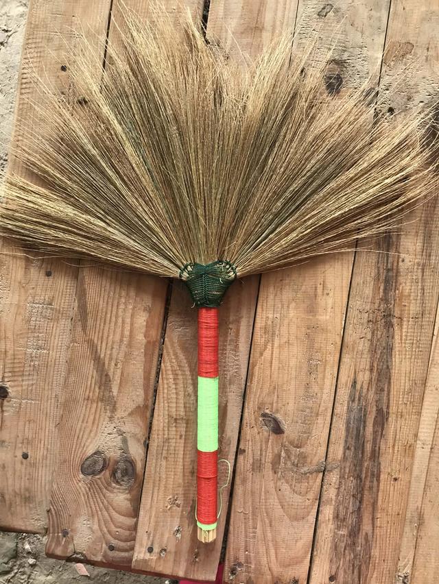 ไม้กวาดดอกหญ้า คุณภาพดี กวาดสะอาด น้ำหนักเบา ใช้งานทน ด้ามเล็ก พันด้วยด้ายสี น่ารักๆ