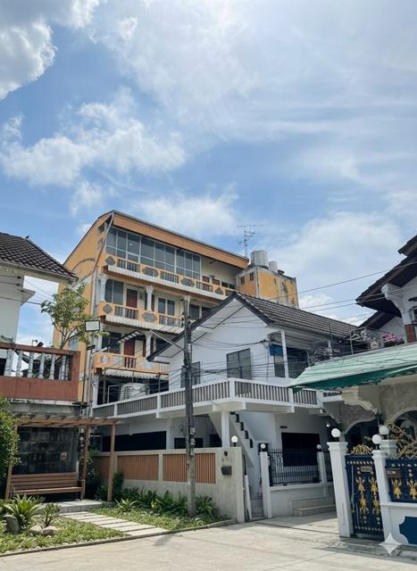 นานาชาติ ม.เกริก 3.0 กม. 24นอน BTSสายหยุด 1.7 กม. แยกสะพานใหม่ รามอินทรา5-21 ขายอพาร์ทเม้นท์ 5 ชั้น 40ตร.วา. 600ตร.ม.24น 3