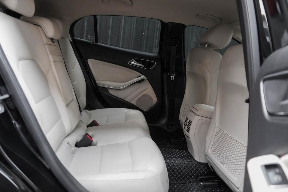 Mercedes Benz GLA200 Urban Cosmos Black 2019 รูปที่ 5