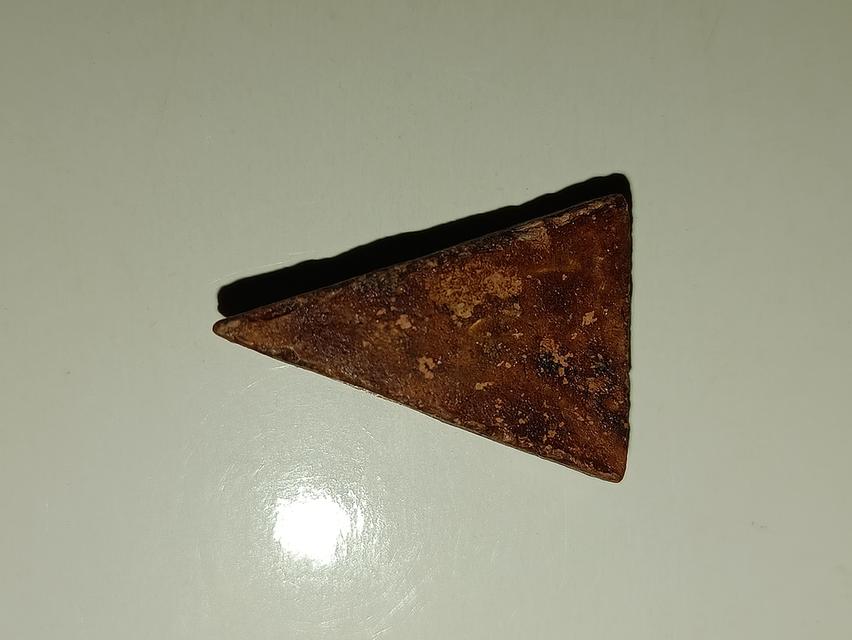 พระนางพญา ซึ่งเป็นพระเครื่องเนื้อดินเผาที่ได้รับความนิยมอย่างสูง  พระนางพญาเป็นพระศิลปะสุโขทัย มีอายุการสร้างประมาณ 400 ปี  สันนิษฐานว่าสร้างโดยพระวิส 2