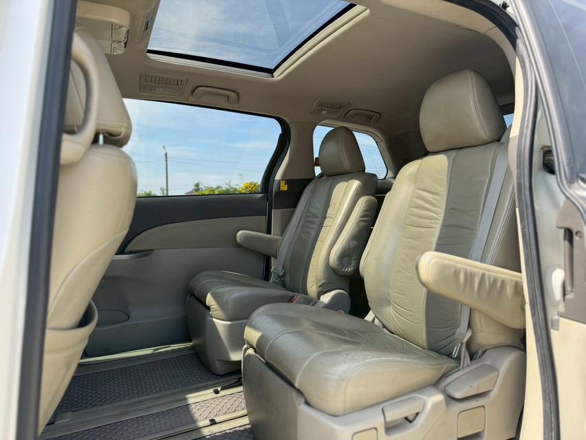 TOYOTA ESTIMA 2.4 wagon. Y2011. สีขาว  ออโต้  13