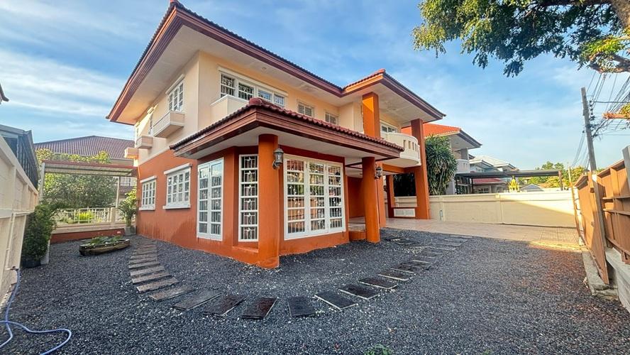 U1389 ให้เช่าบ้านเดี่ยว 2 ชั้น หมู่บ้านฟลอร่าวิวล์ สุวินทวงศ์ 38 ถนนฉลองกรุง61 บ้านติดคลองหลังบ้าน บรรยากาศธรรมชาติ ทำเลดีเดินทางสะดวก เข้าออกได้ 2 ท 7