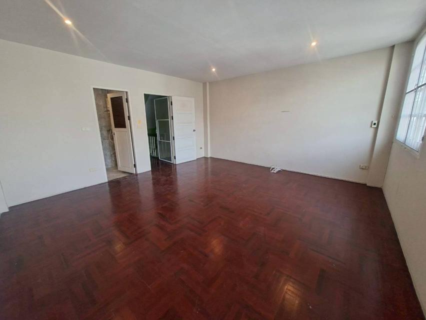 ให้เช่าทาวน์โฮม 4 ชั้น+ดาดฟ้า ในเอกมัย ใกล้ดองกี้มอลล์ทองหล่อ-เอกมัย (N.1826) 10