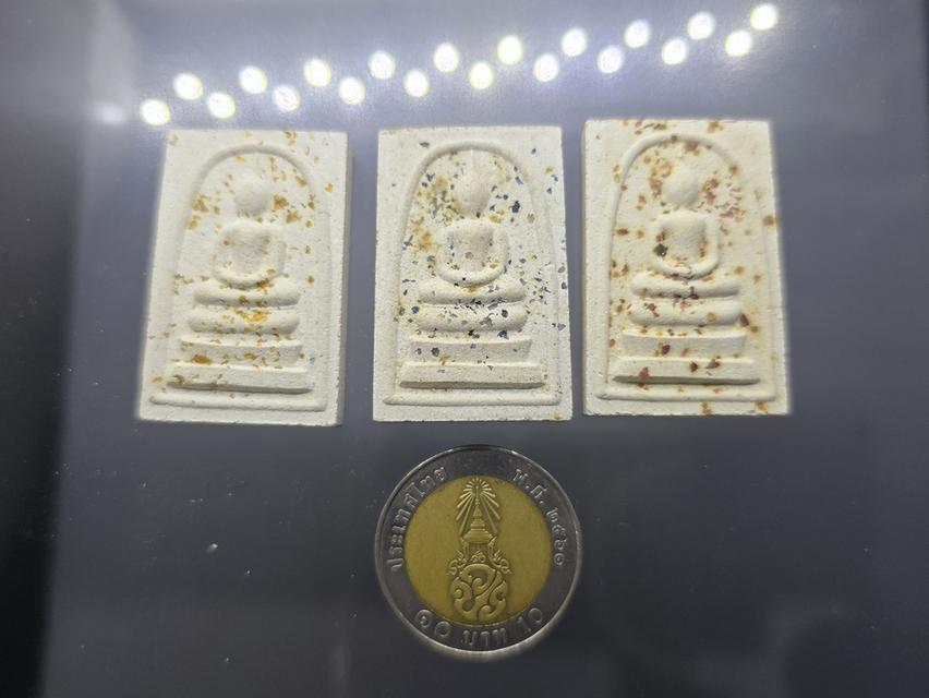 พระสมเด็จพิมพ์ใหญ่เฉลิมพระเกียรติ หลังตราสัญลักษณ์ครองราช 60 ปี เนื้อทองคำ พ.ศ.2553 พร้อมกล่องเดิม ครบชุด รูปที่ 8