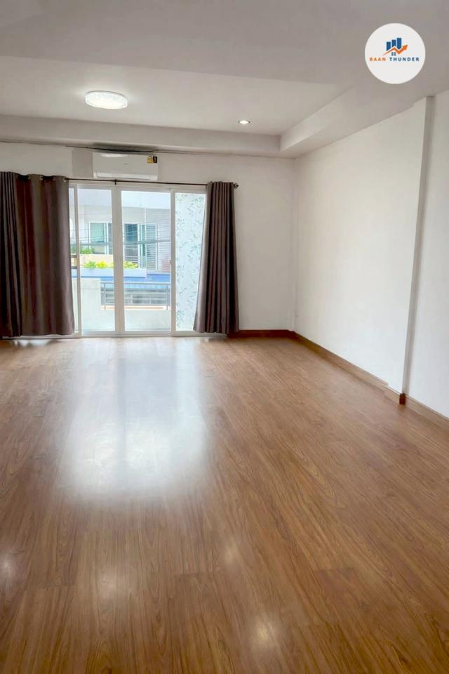 ให้เช่า ทาวน์โฮม 3 ชั้น Motown Brio เเจ้งวัฒนะ - ประชาชื่น **ถนนเลียบคลองปะปา 3