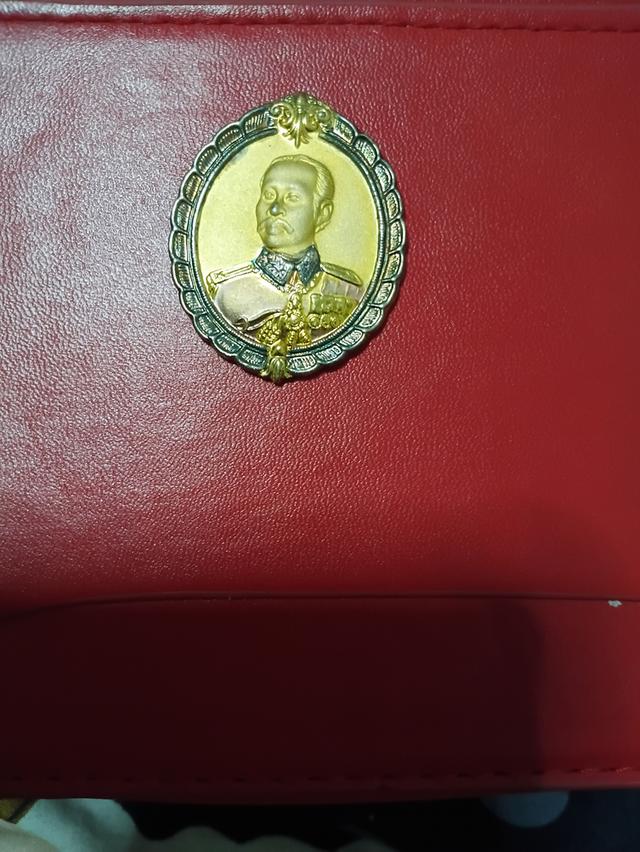 เหรียญรัชกาลที่ 5 หลังพระนารายณ์ทรงครุฑ พิมพ์ใหญ่ เนื้อโลหะชุบสามกษัตริย์พ่นทราย จัดสร้างโดย วัดไตรมิตรวิทยารามวรวิหาร กรุงเทพฯ เมื่อปี พ.ศ ๒๕๓๖.
