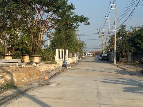 200 ตารางวา เดินทางสะดวก หน้ากว้างมาก ใกล้ตลาดสด โรงพยาบาล สนามบินสุวรรณภูมิ มหาวิทยาลัยพระจอมเกล้า รถไฟฟ้าและมอเตอร์เวย์ ถนนตัดใหม่กรุงเทพกรีฑา พระรา 12