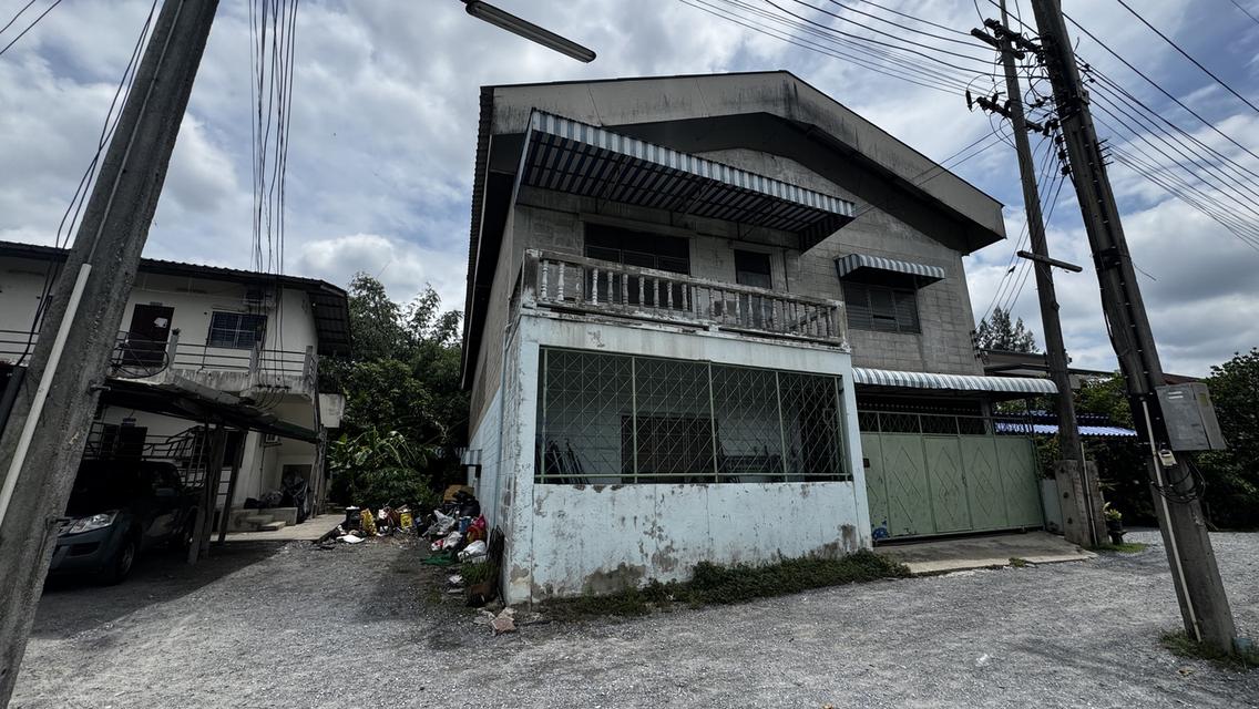 ขายด่วน! ที่ดินพร้อมอาคารโกดัง มีชั้น ลอย 148 ตร.ว. ทำเลสามพราน (ใกล้เพชรเกษม) **ราคาเพียง 4,500,000 บาท** (โฉนดครุฑแดง ปลอดภาระ พร้อมโอนทันที) ทำ 2