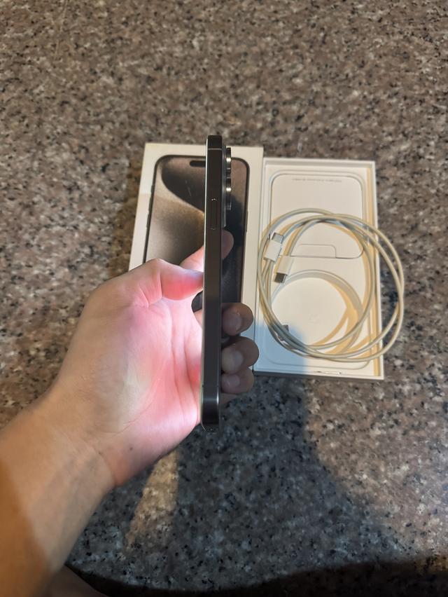 ขายๆๆๆถูกๆๆไอโฟน15ProMaxสีใหม่Natural Titanuim 256กิ๊กยกกล่องอีมี่ตรงสูนTrueสภาพสวยๆใช้งานปกติหมดทุกๆฟังชั่นเครื่องรีสโตได้ตลอดไม่มีติดไอคราว Model TH 5