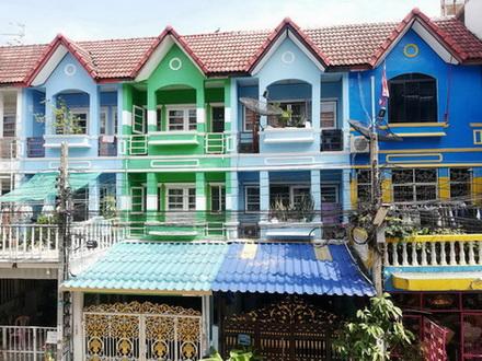 ลดสุดพิเศษ ขายหรือให้เช่าทาวน์เฮ้าส์ 3 ชั้นตามสภาพในหมู่บ้านวิเศษสุขนคร ประชาอุทิศ 79 4