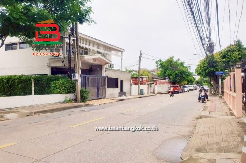 ที่ดินพร้อมบ้าน ซอยปรีดีพนมยงค์ 26 เนื้อที่ 181 ตรว. ถนนสุขุมวิท 71 แขวงคลองตัน เขตวัฒนา กรุงเทพมหานคร 10