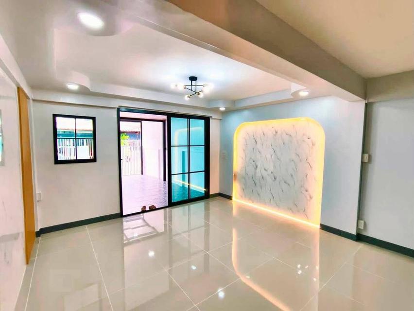หมู่บ้านมิตรประชา  คลองถนน ใกล้เซ็นทรัลเวสเกต ทาวน์เฮาส์ 2 ชั้น  ตกแต่งใหม่ ติดถนนกาญจนาภิเษก 6