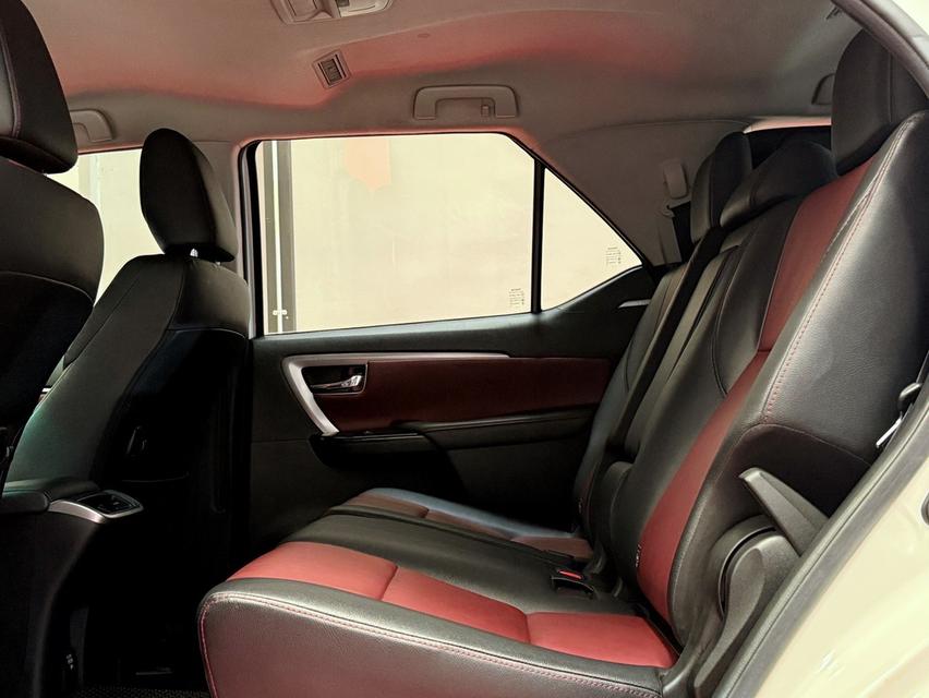 2019 TOYOTA FORTUNER TRD รถมือเดียวออกป้ายแดง รถวิ่งน้อย ประวัติศูนย์ครบ ไม่เคยมีอุบัติเหตุครับ 14