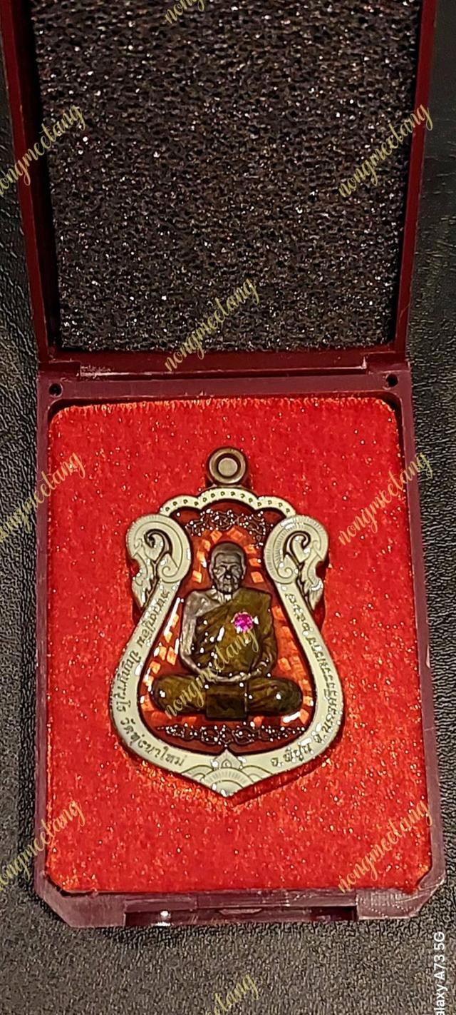 หลวงปู่อิ่ม ปัญญาวุโธเหรียญเสมารุ่น มหาปราบ เนื้อชนวนคุ้ยพื้นลงยาแดงขอบลงยาขาวฝังพลอยชมพู ลงยาจีวร เลข ๓๖ ปี ๒๕๖๗วัดทุ่งนาใหม่