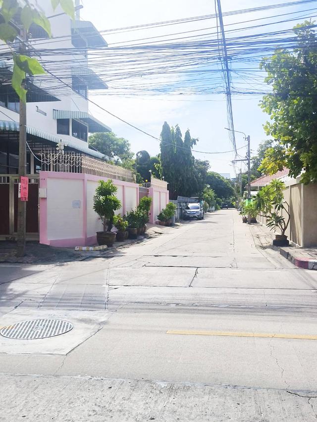 ขายด่วน ๆ ที่ดินพร้อมบ้านเดี่ยว 2 ชั้น 209 วา ทำเลดี ซอยรัชดานิเวศน์ 22 ห้วยขวาง 16