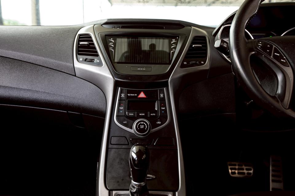 Hyundai Elantra 1.8 รุ่นท๊อป ปุ่มสตาท์ ปี 2015 สีน้ำเงิน เกียร์ออโต้   17
