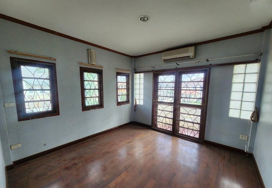 ขายบ้านเมืองเอก โครงการ 5 หน้าเป็นสนามกอล์ฟเมืองเอก หลังเป็นตลาดสัมมากร 4