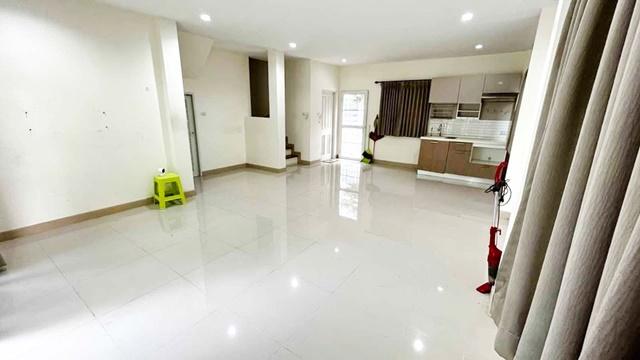 บ้านเดี่ยว คลองสาม 1.1 กม. บิ๊กซี ลำลูกกา 3นอน สวนกุหลาบวิทยาลัย รังสิต 2.2 กม. ให้เช่า2ชั้น 52 ตรว. 3น้ำ แอร์ครบ สถานีร 2