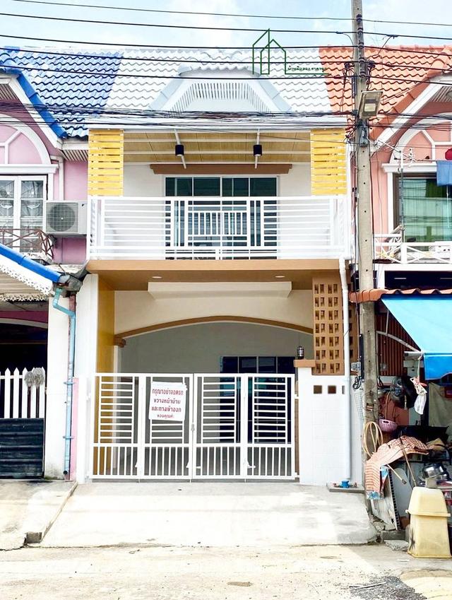 ทาวน์เฮาส์ 2 ชั้น หมู่บ้านมนวดี บางบัวทอง ถนนวัดลาดปลาดุก ถนนเมน ฟรีโอน 1