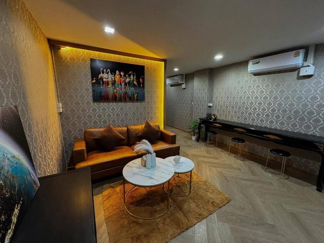 ทาวน์โฮม 5ชั้น ย่านห้วยขวาง 6ห้องนอน4ห้องน้ำ เนื้อที่ 16 ตรว. 385ตร.ม. มีเฟอร์พร้อมอยู่ 2