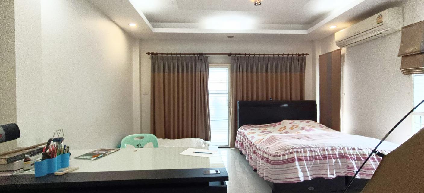 บ้านเดี่ยว 2 ชั้น 5 ห้องนอน 4 ห้องน้ำ ห้องครัว ห้องรับแขก  ระเบียงดาดฟ้า บ่อปลาคราฟ ปั้มน้ำ ถ้งเก็บน้ำ ซักล้าง สวน แอร์ 5 ตัว มุ้งลวดพร้อมม่าน 8