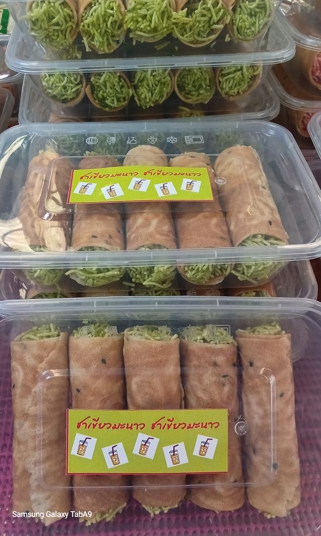 ขนมหมี่ม้วนชวนชิม(เป็นทองม้วนสอดไส้หมี่กรอบ)มี8รสชาดคือรสดั้งเดิม,รสสับปะรด,บลูเบอร์รี่,ชามะนาว,ชาเขียวมะนาว,มะม่วง,บ๊วย,พริกเผา รูปที่ 6