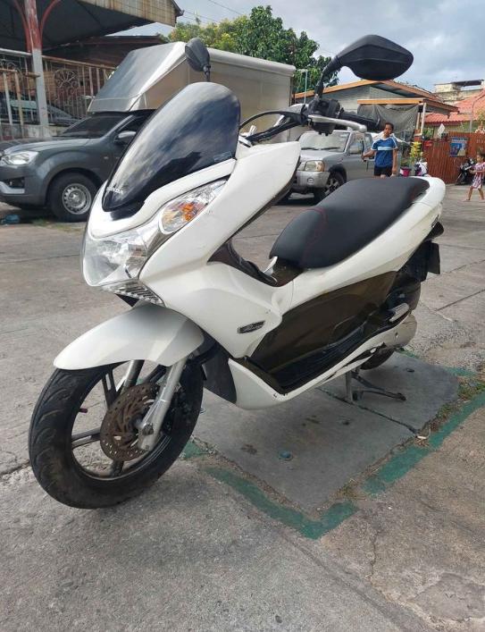 Honda รุ่น PCX สีขาว 4