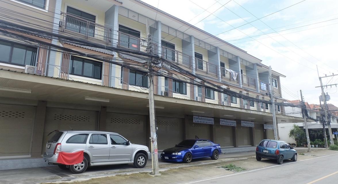 อาคารพาณิชย์สามชั้น ใกล้โรงเรียนวารีเชียงใหม่200เมตร