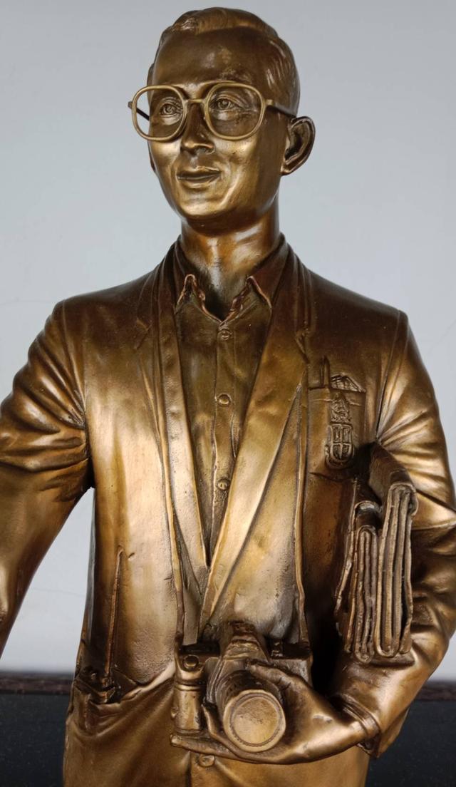 624.พระบรมรูปหล่อในหลวงรัชกาลที่ 9 พระบาทสมเด็จพระปรมินทรมหาภูมิพลอดุลยเดช พระบิดาแห่งนวัตกรรมไทย 3