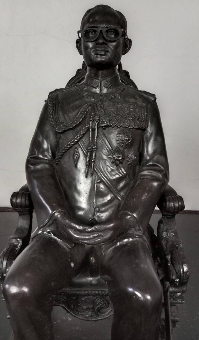 569.พระบรมรูปหล่อในหลวงรัชกาลที่ 9 พระบาทสมเด็จพระปรมินทรมหาภูมิพลอดุลยเดช ทรงประทับนั่งบัลลังก์ 2