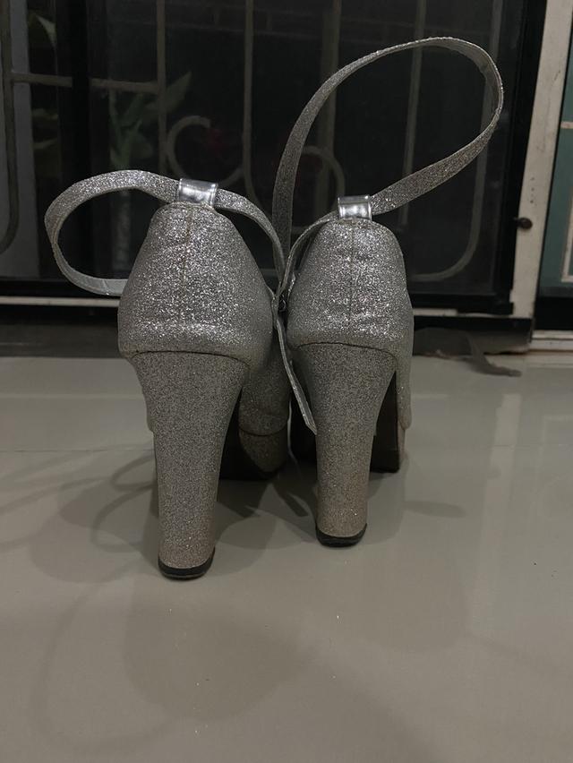 รองเท้าส้นสูงที่เงินกากเพชร4นิ้วสภาพสวย