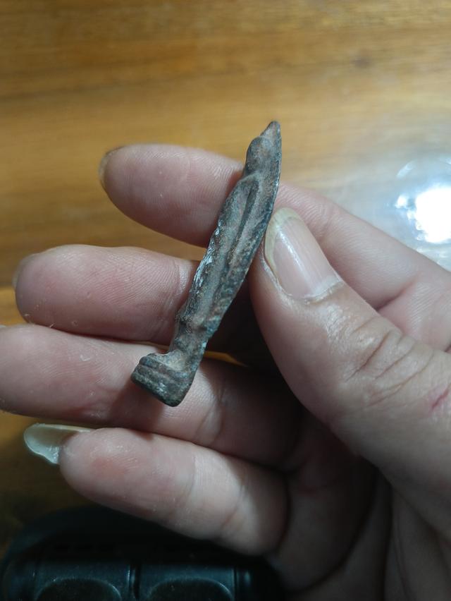 พระร่วงยืน กรุเก่า ลพบุรี สนิมแดง รูปที่ 4