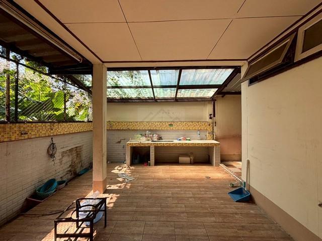 ขายบ้านเดี่ยว 2 ชั้นหลังมุม ซอยลาดพร้าว 109 ซอยข้าง รพ.เวชธานี ใกล้เดอะมอลล์บางกะปิ ใกล้รถไฟฟ้าสายสีเหลือง ขายตามสภาพ เหมาะซื้อลงทุนรีโนเวทขาย หรือรีโ 5