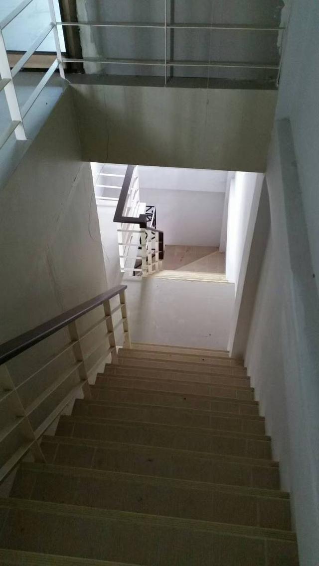 ขายอาคารพาณิชย์ ในนิคมปลวกแดง ต.ปลวกแดง จ.ระยอง 3 ชั้น 16.5 ตรว. ขายราคา 4.1 ล้านบาท สนใจติดต่อ 085-1210072 9