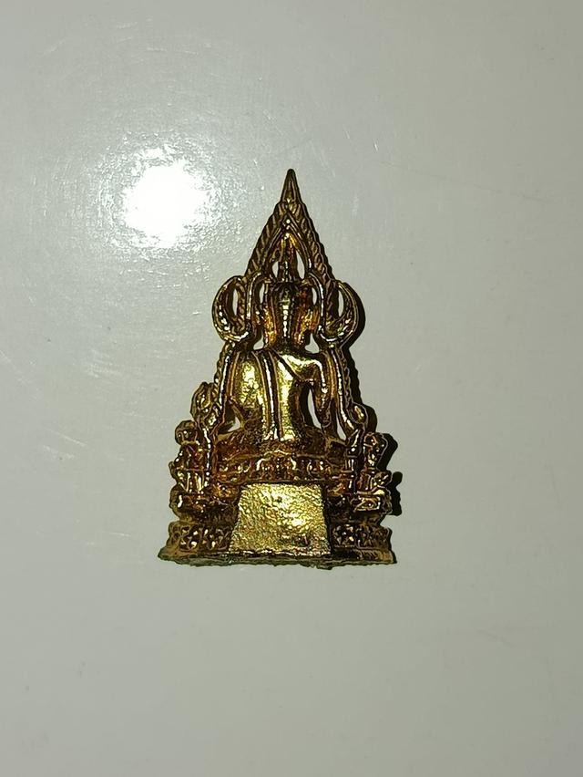 พระพุทธชินราชขนาดคล้องคอ ซึ่งเป็นพระพุทธรูปสำคัญที่ประดิษฐานอยู่ที่วัดพระศรีรัตนมหาธาตุวรมหาวิหาร จังหวัดพิษณุโลก เป็นวัตถุมงคลที่สร้างขึ้นเพื่อปกป้อง 2