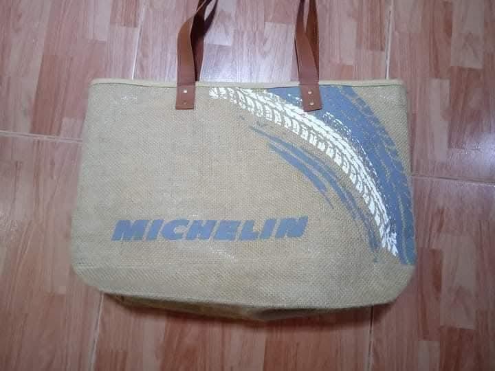 MICHELIN กป.สะพายไหล่ใบใหญ่ ผ้าแบบผ้ากระสอบ มีซับด้านในอีกชั้น สกรีนหน้า-หลัง งานสวยสะอาด สภาพดี ไม่มีตำหนิ รูปที่ 3