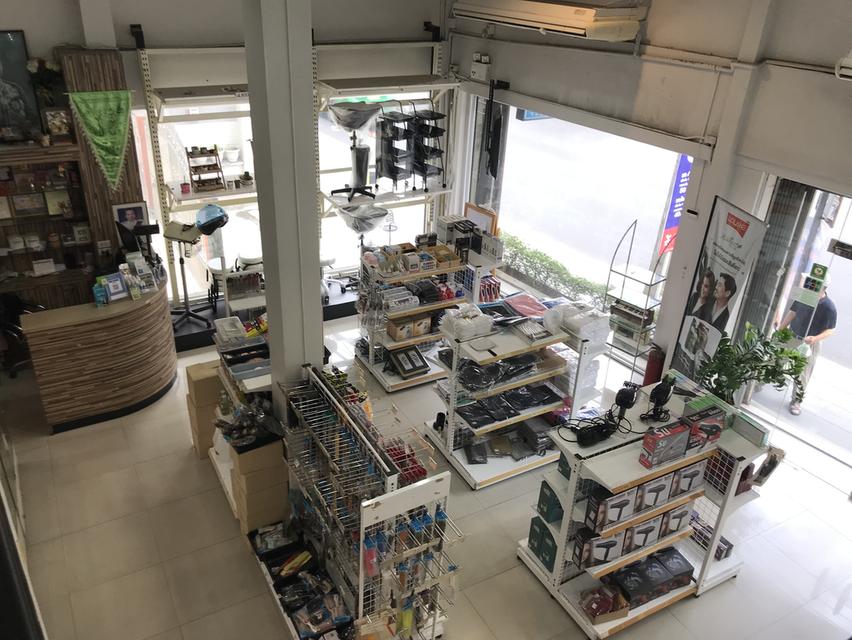 เซ้งร้านจำหน่ายอุปกรณ์เสริมสวยติดถนนใหญ่รามคำแหง