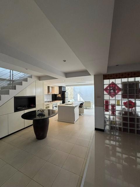 ให้เช่า ขาย อาคารพาณิชย์ 6 ชั้นรวมดาดฟ้า 2 คูหา ตีทะลุกัน พื้นที่กว่า 600 ตร.เมตร ถนนสุทธิสารวินิจฉัย ซอยพิบูลย์อุปถัมภ์ ใกล้ MRTสุทธิสาร เขตห้วยขวาง 5