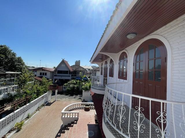 ขายบ้านเดี่ยว 4 ชั้นเล่นระดับ เนื้อที่ 105 ตรว หมู่บ้านอยู่เย็น 2 รามอินทรา 34 บ้านหันทิศใต้ ใกล้เลียบด่วน บ้านสวยสง่าเด 8