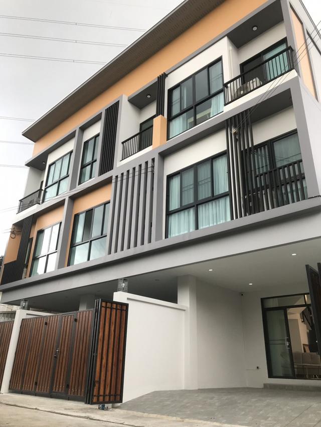 ขายทาวน์โฮม 3 ชั้น พร้อมเฟอร์นิเจอร์ ห้วยขวาง ซอยประชาราษฎร์บำเพ็ญ