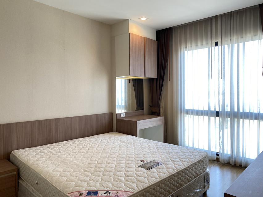 ให้เช่า เดอะ กรีน ลีฟวิ่ง คอนโด 8,000 บาท •	ขนาด 34 ตารางเมตร •	1ห้องนอน 1ห้องน้ำ ห้องนั่งเล่น •	โซฟา, ทีวี,เครื่องปรับอากาศ •	ระเบียง •	สระว่ายน้ำและ 7